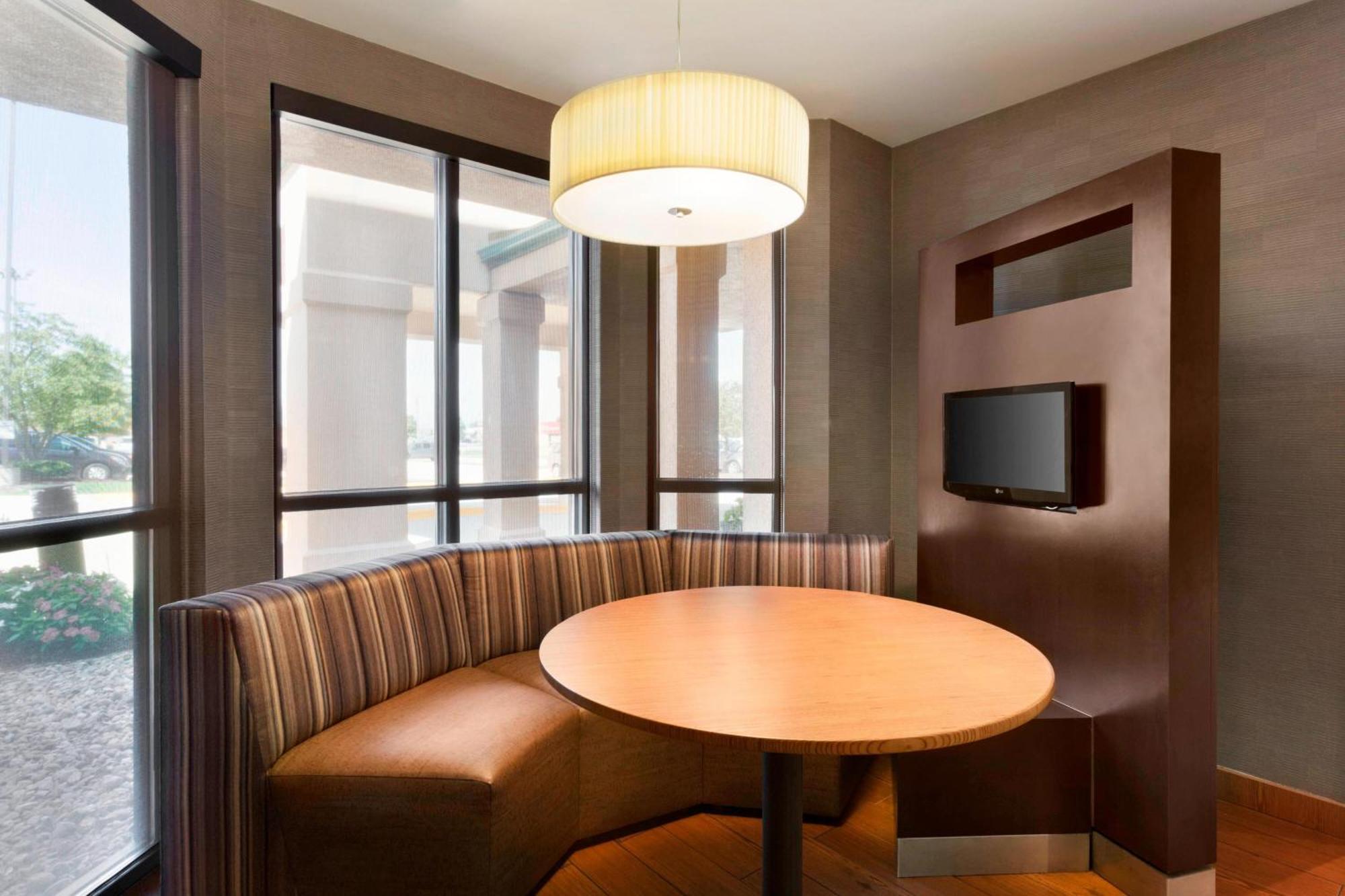 Courtyard By Marriott Bloomington Normal Ξενοδοχείο Εξωτερικό φωτογραφία